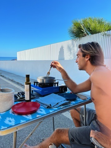 Cocinando en la isla